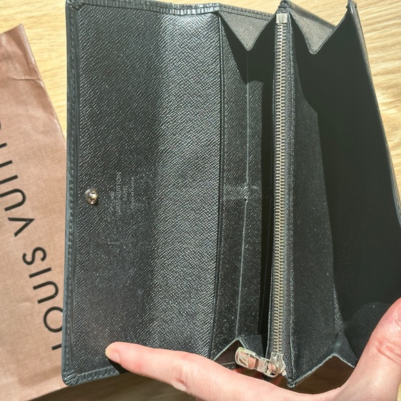 Authentic Louis Vuitton black Epi wallet - Picture 7 of 12